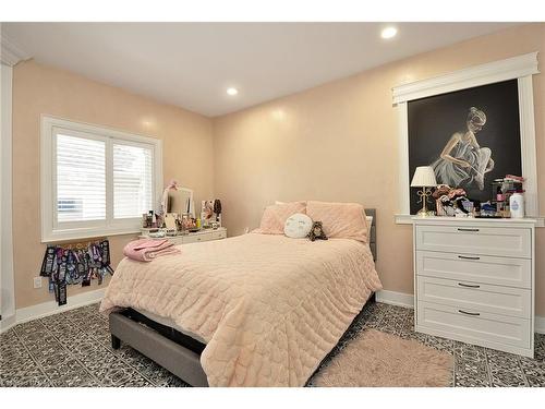 27 Woodmans Court, Kitchener, ON - Indoor Photo Showing Bedroom