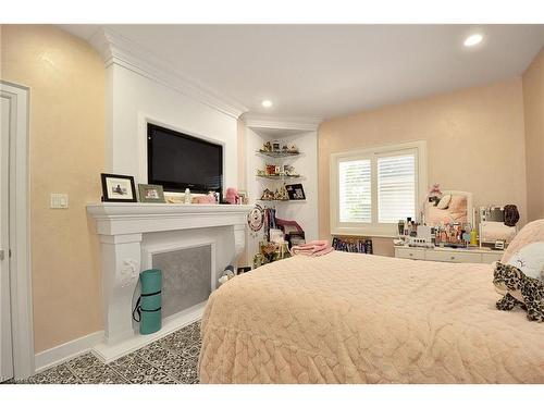 27 Woodmans Court, Kitchener, ON - Indoor Photo Showing Bedroom
