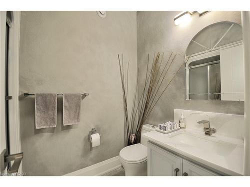 27 Woodmans Court, Kitchener, ON - Indoor Photo Showing Bathroom