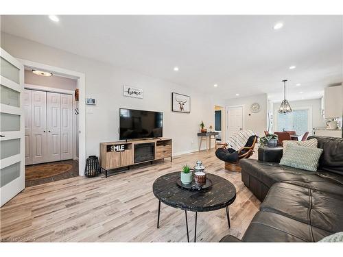 131 Mill Street, Kitchener, ON - Indoor Photo Showing Living Room