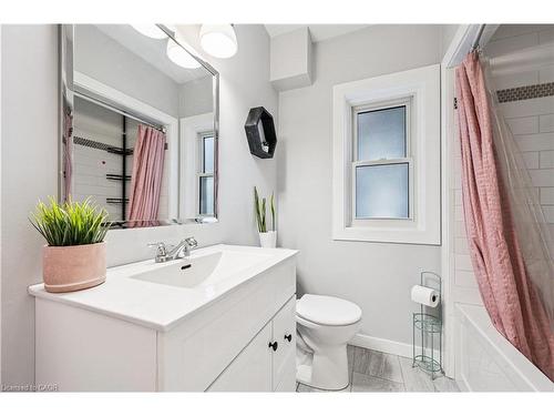131 Mill Street, Kitchener, ON - Indoor Photo Showing Bathroom