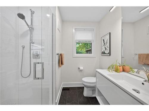 233 Townsend Avenue, Burlington, ON - Indoor Photo Showing Bathroom