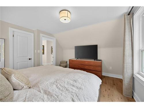 233 Townsend Avenue, Burlington, ON - Indoor Photo Showing Bedroom