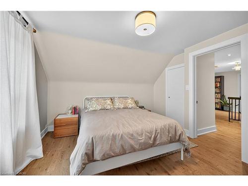 233 Townsend Avenue, Burlington, ON - Indoor Photo Showing Bedroom