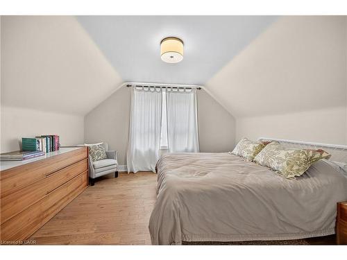 233 Townsend Avenue, Burlington, ON - Indoor Photo Showing Bedroom