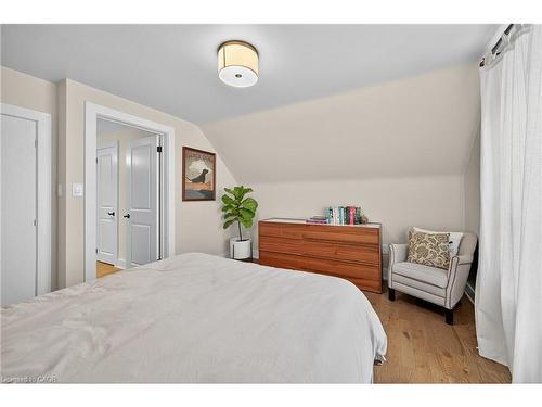 233 Townsend Avenue, Burlington, ON - Indoor Photo Showing Bedroom