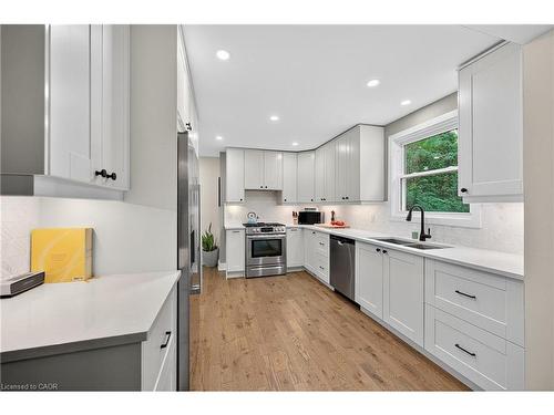 233 Townsend Avenue, Burlington, ON - Indoor Photo Showing Kitchen With Double Sink With Upgraded Kitchen