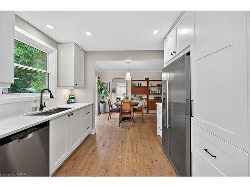 233 Townsend Avenue, Burlington, ON - Indoor Photo Showing Kitchen With Double Sink With Upgraded Kitchen