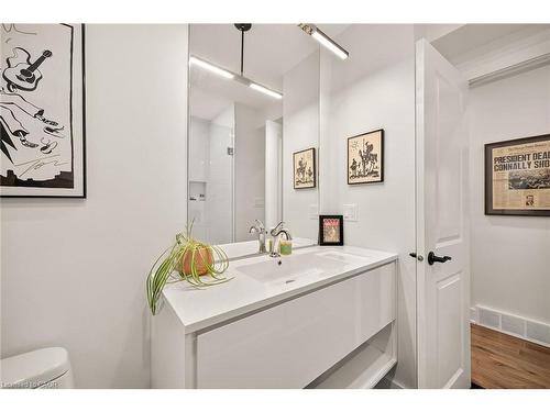 233 Townsend Avenue, Burlington, ON - Indoor Photo Showing Bathroom