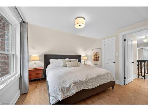 233 Townsend Avenue, Burlington, ON - Indoor Photo Showing Bedroom