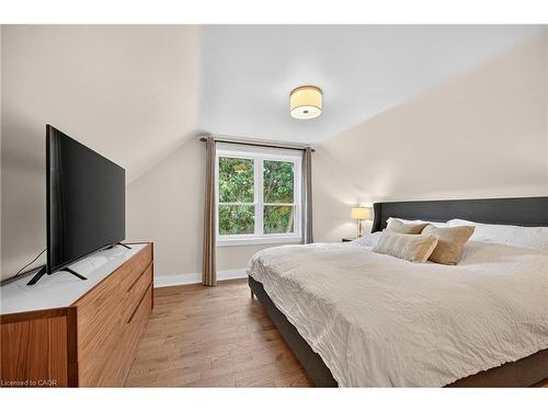 233 Townsend Avenue, Burlington, ON - Indoor Photo Showing Bedroom
