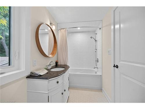 233 Townsend Avenue, Burlington, ON - Indoor Photo Showing Bathroom