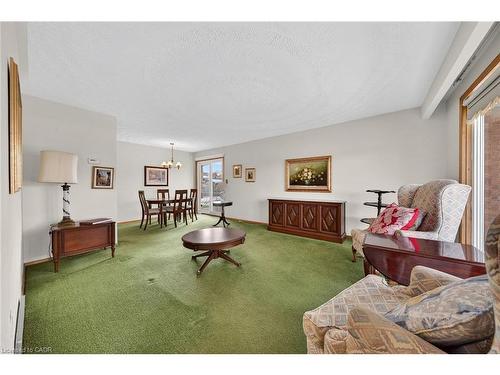 90 Pottruff Road N, Hamilton, ON - Indoor Photo Showing Living Room