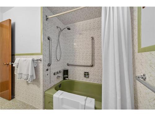 90 Pottruff Road N, Hamilton, ON - Indoor Photo Showing Bathroom