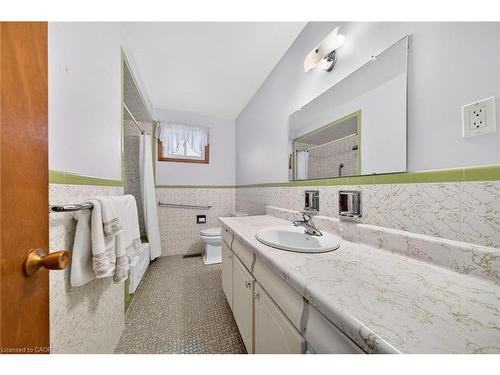 90 Pottruff Road N, Hamilton, ON - Indoor Photo Showing Bathroom