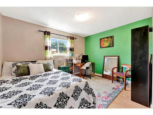 39 Marilyn Court, Hamilton, ON - Indoor Photo Showing Bedroom