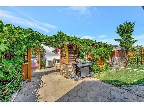 39 Marilyn Court, Hamilton, ON - Outdoor