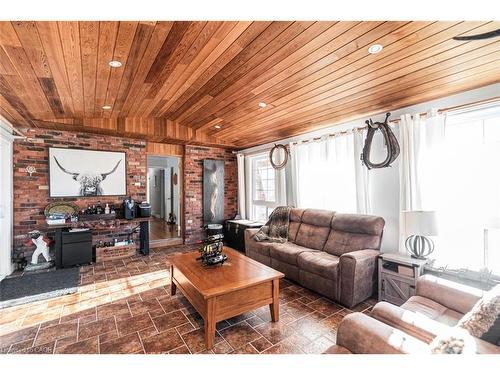 7087 Rainham Road, Dunnville, ON - Indoor Photo Showing Living Room