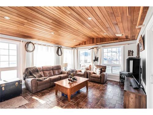 7087 Rainham Road, Dunnville, ON - Indoor Photo Showing Living Room