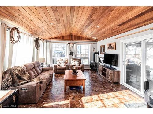 7087 Rainham Road, Dunnville, ON - Indoor Photo Showing Living Room