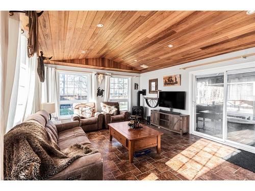 7087 Rainham Road, Dunnville, ON - Indoor Photo Showing Living Room