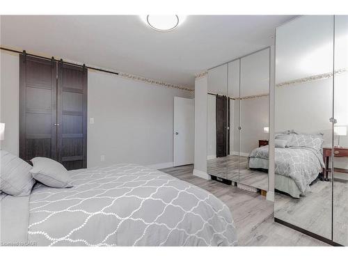 106-58 Bridgeport Road E, Waterloo, ON - Indoor Photo Showing Bedroom