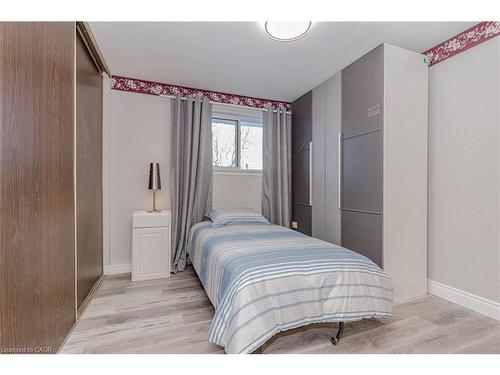 106-58 Bridgeport Road E, Waterloo, ON - Indoor Photo Showing Bedroom