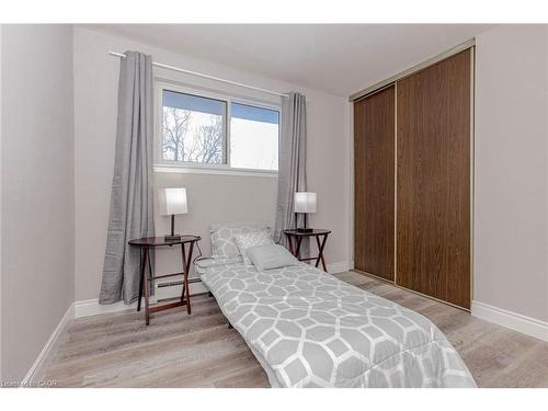 106-58 Bridgeport Road E, Waterloo, ON - Indoor Photo Showing Bedroom