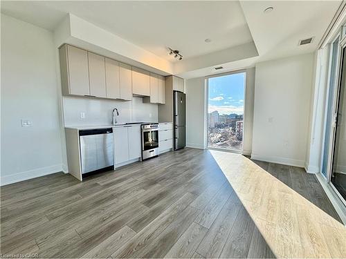 810-2088 James Street, Burlington, ON - Indoor Photo Showing Kitchen
