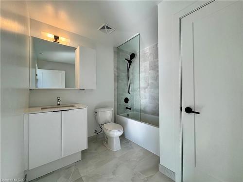 810-2088 James Street, Burlington, ON - Indoor Photo Showing Bathroom