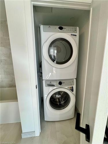 810-2088 James Street, Burlington, ON - Indoor Photo Showing Laundry Room