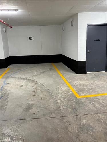 810-2088 James Street, Burlington, ON - Indoor Photo Showing Garage