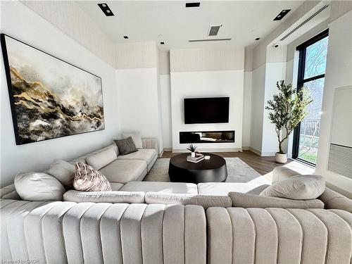 810-2088 James Street, Burlington, ON - Indoor Photo Showing Living Room