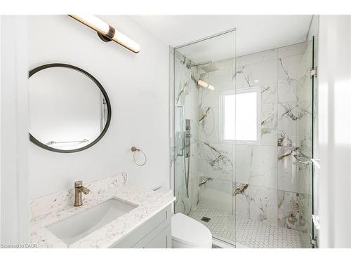 100 Green Mountain Road E, Stoney Creek, ON - Indoor Photo Showing Bathroom
