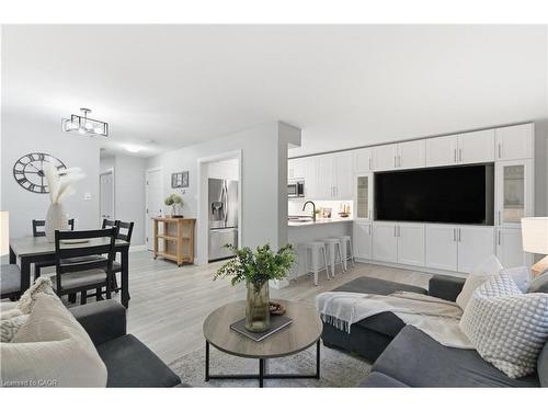 4399 Christopher Court, Lincoln, ON - Indoor Photo Showing Living Room