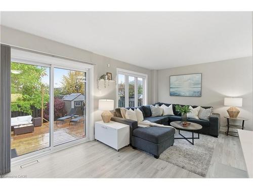 4399 Christopher Court, Lincoln, ON - Indoor Photo Showing Living Room