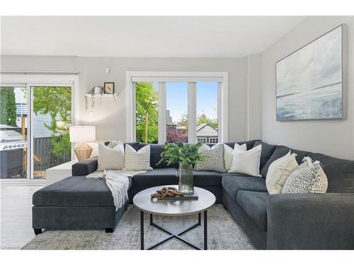4399 Christopher Court, Lincoln, ON - Indoor Photo Showing Living Room