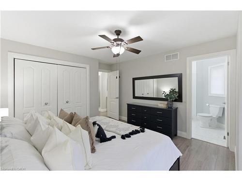 4399 Christopher Court, Lincoln, ON - Indoor Photo Showing Bedroom