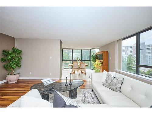 504-1240 Marlborough Court, Oakville, ON - Indoor Photo Showing Living Room