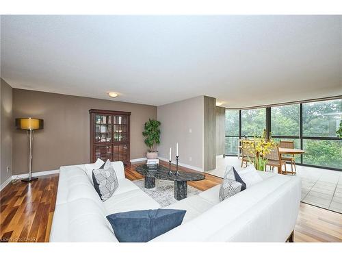 504-1240 Marlborough Court, Oakville, ON - Indoor Photo Showing Living Room