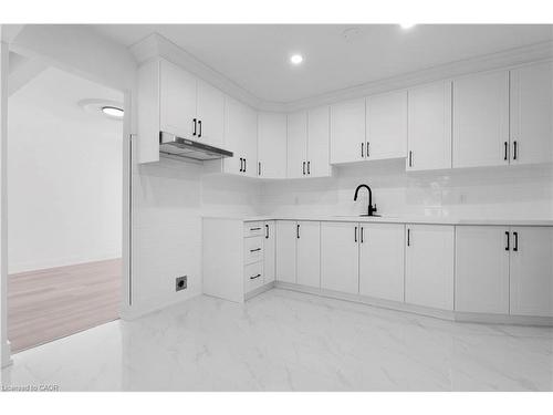 Upper-17 Old Coach Road, St. Catharines, ON - Indoor Photo Showing Kitchen