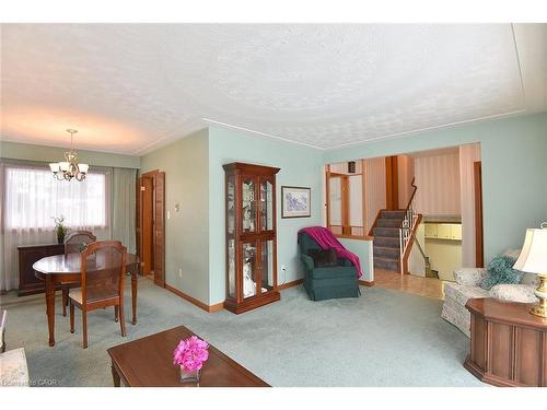 23 Lynndale Drive, Dundas, ON - Indoor Photo Showing Living Room