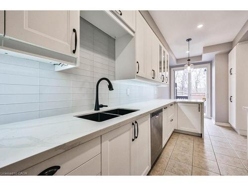 2980 Guire Common, Burlington, ON - Indoor Photo Showing Kitchen With Double Sink With Upgraded Kitchen