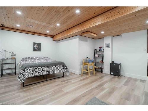 4310 Concord Avenue, Beamsville, ON - Indoor Photo Showing Bedroom