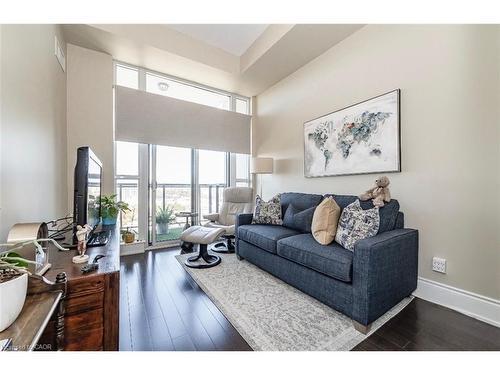 1804-144 Park Street, Waterloo, ON - Indoor Photo Showing Living Room