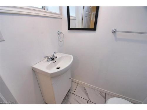 215 Walter Avenue S, Hamilton, ON - Indoor Photo Showing Bathroom