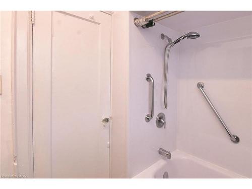 215 Walter Avenue S, Hamilton, ON - Indoor Photo Showing Bathroom