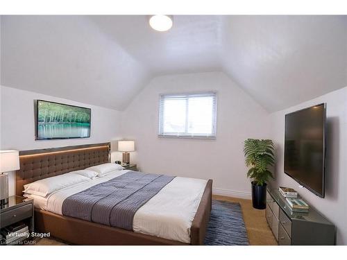 215 Walter Avenue S, Hamilton, ON - Indoor Photo Showing Bedroom