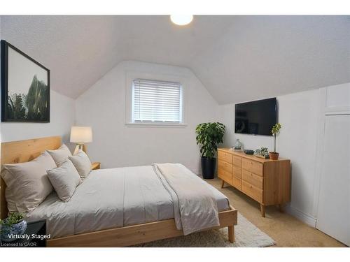 215 Walter Avenue S, Hamilton, ON - Indoor Photo Showing Bedroom