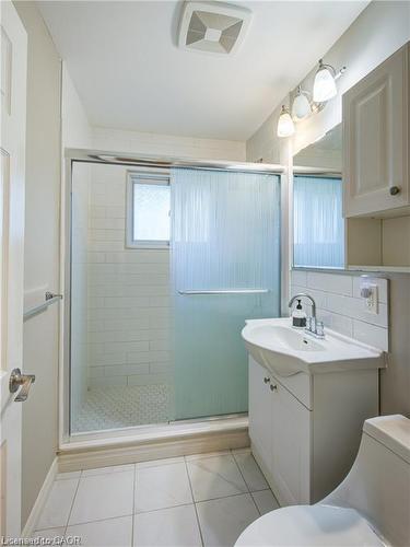 1319 Roseville Road, Cambridge, ON - Indoor Photo Showing Bathroom
